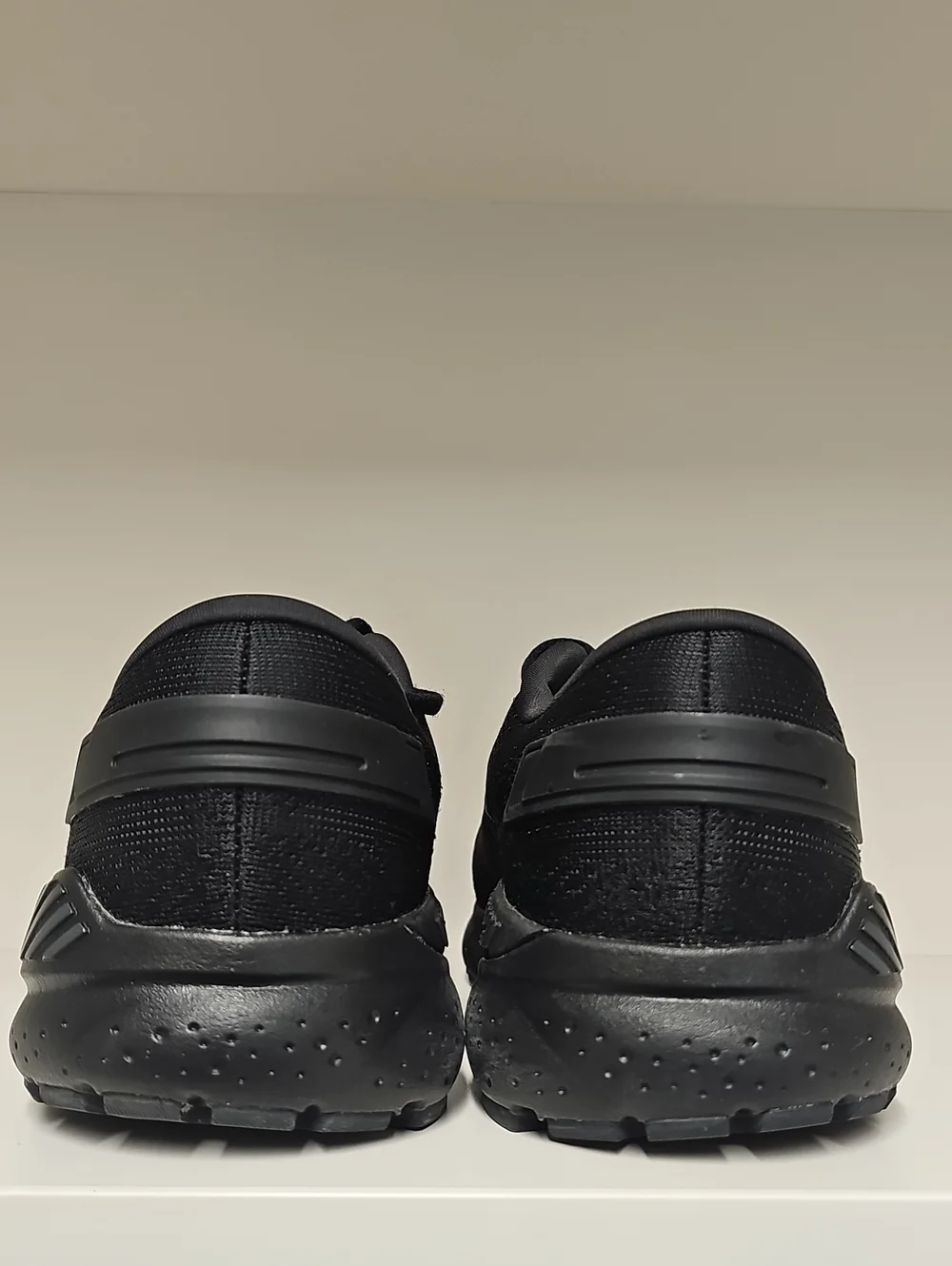 Brooks Men's Beast GTS 24 All-Black Performance Sneaker Running Shoe Sz 11